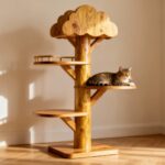 Arbre à chat en bois : un coin de jeu et de repos élégant sans aucun texte